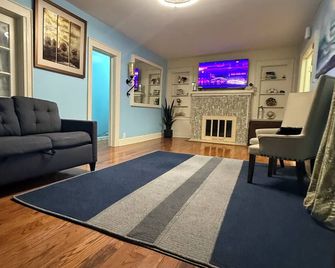 Spacious Home Prime Location Near Train, Jfk, Dining, Shop, Parking & Essentials - Bellmore - Sala de estar