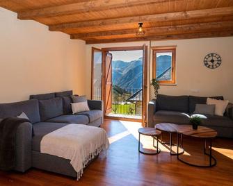 Beautiful apartment for 6 guests with WIFI, TV, balcony and parking - Taull - Sala de estar