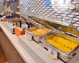 Holiday Inn Express & Suites Manteca City Center By IHG - Manteca - Buffet