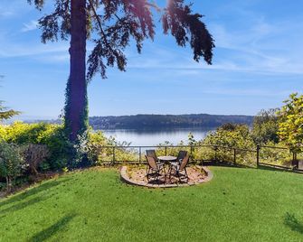 Luxe Home with patio & Cascade Mountain & lake views - Lake Forest Park - Innenhof