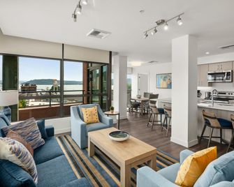 One Lakeside - קר ד'אליין - סלון