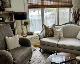 Edgewater Escape…Cozy waterfront cottage nestled in the center of Edinboro! - Edinboro - Living room