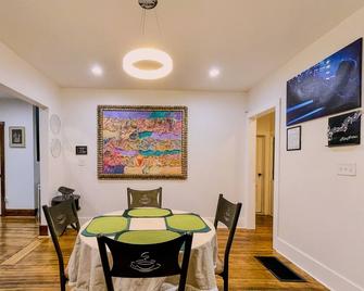 The Rico- 10min to downtown, large home with balcony, fire pit & game room. - Detroit - Comedor