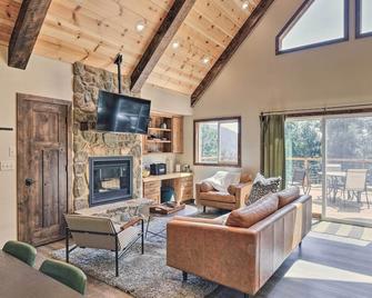 Luxury Retreat Custom Mi-Wuk Village Cabin! - Mi Wuk Village - Sala de estar