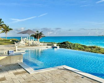 Magnificent, Beachfront Luxury. Heaven on Earth. - Moss Town - Piscina