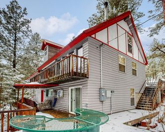 Secluded lake view home with private beach access & game room - Cascade - Building