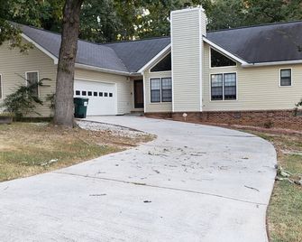Bedroom with Full Bath in Clean/Quiet Home with 2 active & friendly dogs - Conyers - Edificio