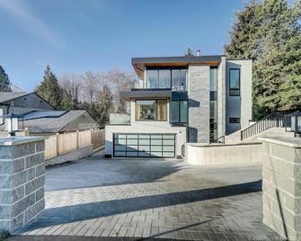 Perfect for families traveling together - West Vancouver - Building