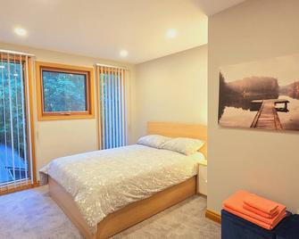 Grand Bend - Southcott Pines Chalet Near the Lake - Bluewater - Bedroom