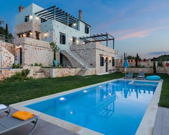 Impeccable stone-built villa, tastefully decorated, large garden, 50 m2 pool! - Achlades - Piscina