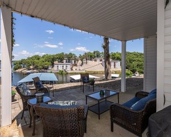 Pet-Friendly Condo at MM-19 w/ Boat Slip & Lake Views - Osage Beach - Balcony