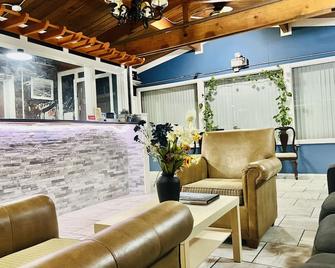 The Crossroads Motel - Elkhorn - Lobby