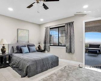 Spacious 6-bedroom villa on hills with breathtaking LA skyline and city views - Whittier