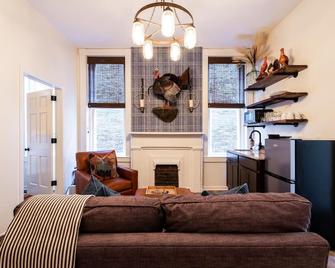 Wild Turkey Suite, The Woodford Hotel - Versailles - Living room