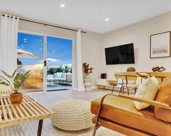 Designer Coastal Paradise w Pool - Steps to Beach - Carlsbad - Huiskamer