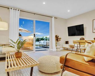 Designer Coastal Paradise w Pool - Steps to Beach - Carlsbad - Living room