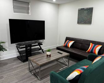 Cozy walkout basement apartment overlooking a serene ravine! - Мілтон - Вітальня