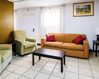 Travel Inn Bristol near State Street - Bristol - Living room