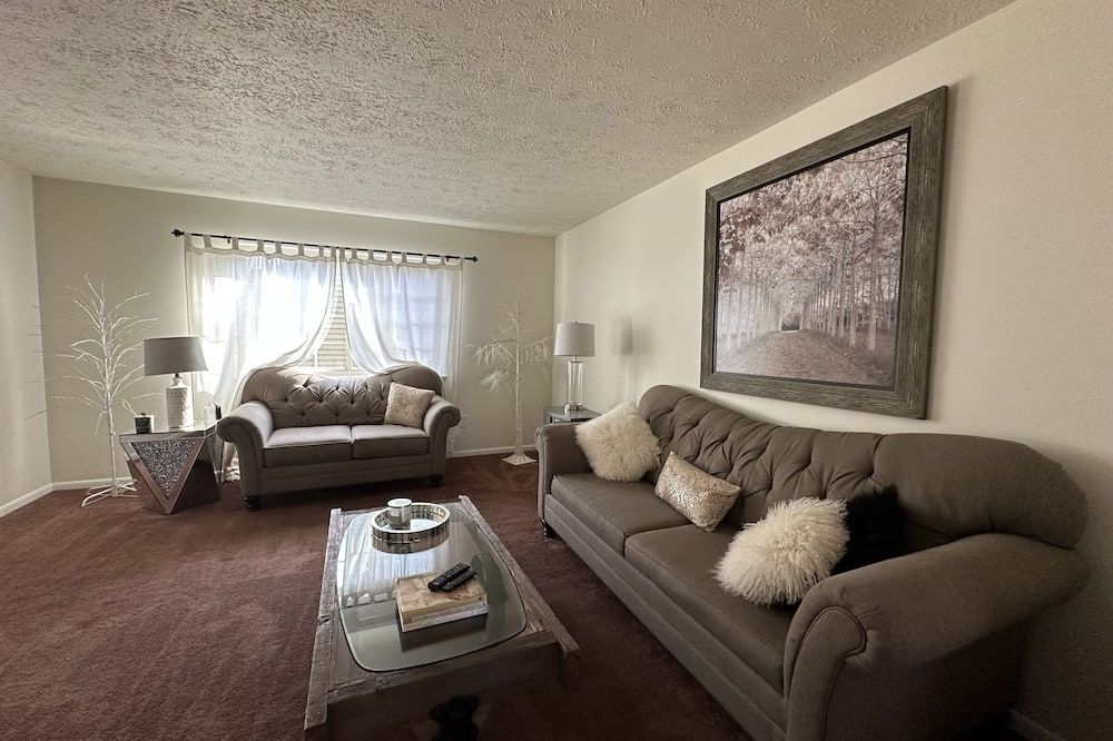 Quiet 2 BR with washer & dryer & back deck