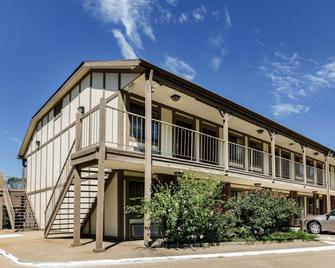 Econo Lodge University - Lawrence - Building