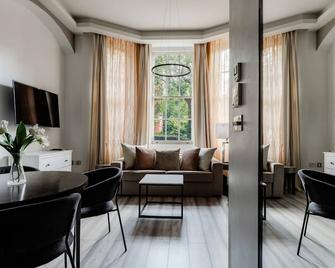 High Street Kensington Apartments - London - Living room