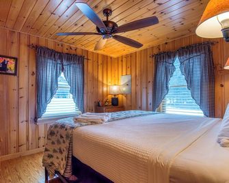 Niboban Cabin 5 right on Rangeley Lake with a screened porch, fire pit, hammock, WiFi and dock! - Rangeley - Bedroom