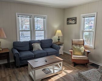 Centennial House - Historic Home with Lakeview! Just 2 blocks from Downtown and Beach! - Beulah - Sala de estar