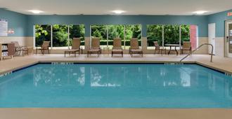 Holiday Inn Express & Suites Charlotte- Arrowood - Charlotte - Pool