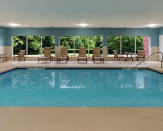 Holiday Inn Express & Suites Charlotte- Arrowood By IHG - שרלוט - בריכה