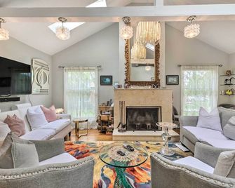 Cute East Hampton Cottage w/ Patio - Walk to Beach - East Hampton - Living room