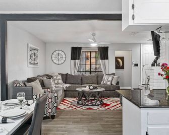 Bayou Getaway - Gated townhome w/ King Bed - Shreveport - Living room