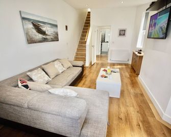 Holiday Home Hot Tub & Sauna - Bournemouth - Living room