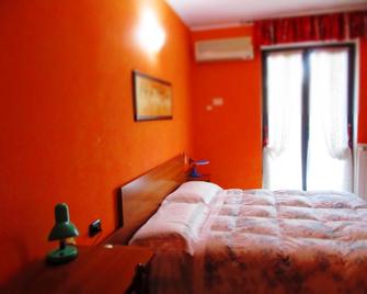 Hotel Rosso Di Sera - Pietramelara - Bedroom