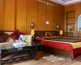 Hotel Himshikhar - Chaukori - Bedroom