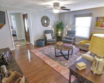 Dandy Times at Barren River Lake. Relax at your cozy farmhouse away from home. - Lucas - Sala de estar
