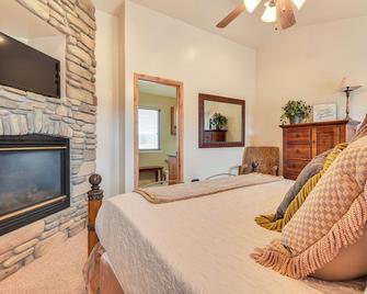 Eden Townhome with Mtn View and Shuttle to Powder Mtn! - Eden - Bedroom
