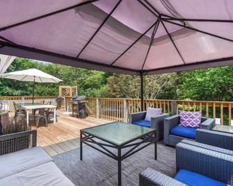 Classic Southampton Home: 5BR, Pool,Jacuzzi, Cooper's Beach - Southampton - Patio