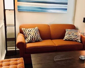 3min To Kellogg Park 2br Plymouth Parkingw/D - Plymouth - Living room