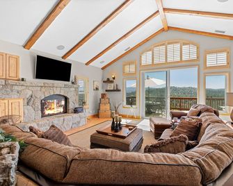Sky Canyon Lodge by AvantStay | Views + Hot Tub - Lake Arrowhead - Living room