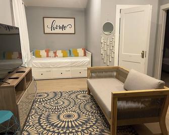 Pool house on a park-like estate, Pet friendly, 7 min to LegoLand. - Middletown - Living room
