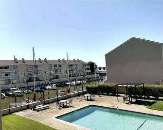 Lovely 2 Bedroom condo with marina view and pool - Taylor Lake Village - Pool