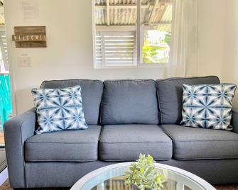 Quaint Cottage ~ Walk To Coffee Shop, Nearby Road To Hana & Haleakala - Haiku-Pauwela - Living room