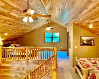 Log Cabin/ w hot tub, outdoor pool & pool table - Lansing