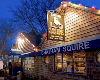 Stay in a Chatham Windmill! Beautiful Water View, Steps to Beach & Main Street - Chatham - Building