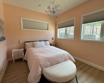 Hazelnut Farm Vacation Cottage - Kaleden - Bedroom