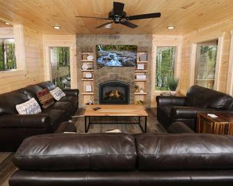 Dollys Cabin - Pigeon Forge - Living room