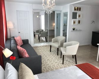 Chandelier 302 - Ponce - Living room