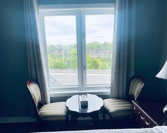 Butterfly Manor - Niagara Falls - Living room
