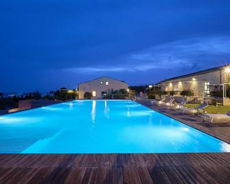 Stromboli, holiday home with view in resort with swimming pool - Ragusa - Piscina