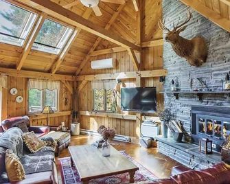Timber frame home only 5 minutes from Windham Mountain - perfect for 2 families! - Windham - Obývací pokoj